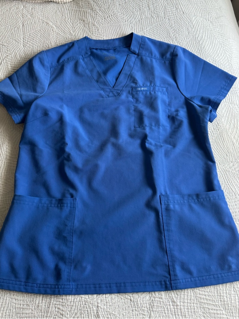 Jaanuu Women’s 3 Pocket Scrub Top